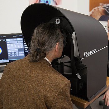 Kostenlose Sehanalyse | Die revolutionäre 3D Augenvermessung mit dem DNEye Scanner von Rodenstock exklusiv in Eichstätt bei Oliver Haugg Augenoptik
Mit der kostenlosen Sehanalyse ergeben sich entscheidende Vorteile 
- Bestimmung der Sehschärfe auf 1/100 Dpt genau
Beste Nachtsicht und größte Sehbereiche in allen Distanzen
Überprüfung des Augeninnendrucks als Baustein der Augengesundheit
Erkennung von Auffälligkeiten am Auge und der Augenlinse