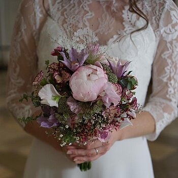 Hochzeit | Feingearbeitete wunderschöne Brautsträuße für Standesamt und Kirche; florale Dekoration rund um die Hochzeit