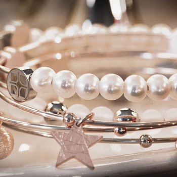 Schmuck | Ob Brillanten, Perlen oder andere Edelsteine, unser Markensortiment führen wir in einer Kombination, die für jeden Geschmack und jedes Alter ein Stück Lebensfreude bietet.