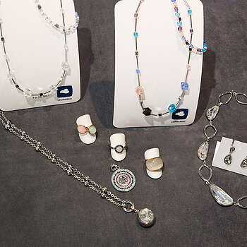 Halsketten | Halsketten in Gold, Silber, Edelstahl, Brillant, Perlenketten und Ketten mit Lederbänder