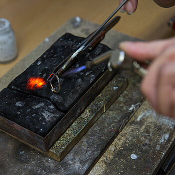 Goldschmiede Reparaturen | Reparaturen von Schmuckstücken sowie Perlservice und Reinigung erhalten Sie in unserer hauseigenen Werkstatt.