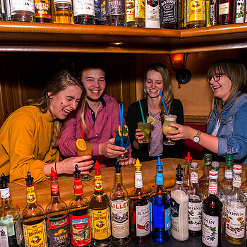 Cocktails | 5,-€ bis 8,-€ | In unserer Braugasthof Trompete – Bar bieten wir außerdem ein umfangreiches Angebot an Cocktails, Longdrinks und Whiskys an. Dabei finden Sie neben allen Klassikern auch auf die Jahreszeiten abgestimmte Kreationen und natürlich bereiten unseres Barkeepers auch gerne Ihren persönlichen Getränkewunsch zu.