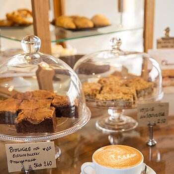 Hausgemachte Kuchen & Gebäck | 0,80 - 3,50 € | Sie finden bei uns hausgemachte Kuchen und Gebäck mit besten bio-regionalen Zutaten, einfach lecker. Auch Dinkel-Gebäck, Veganes Gebäck uvm.